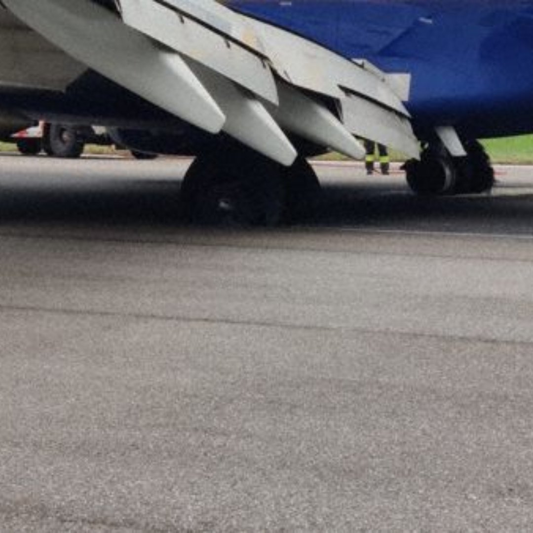Transponder1200's tweet photo. #ANSV 🇮🇹 concluyó que el incidente grave del Boeing 737 MAX de #Ryanair (EI-IGI) en Bergamo fue causado por una secuencia incorrecta de acciones al aterrizar con el antiskid inoperativo. El avión reventó los cuatro neumáticos del tren principal y quedó detenido en pista. https://t.co/qAfRzuUmoU