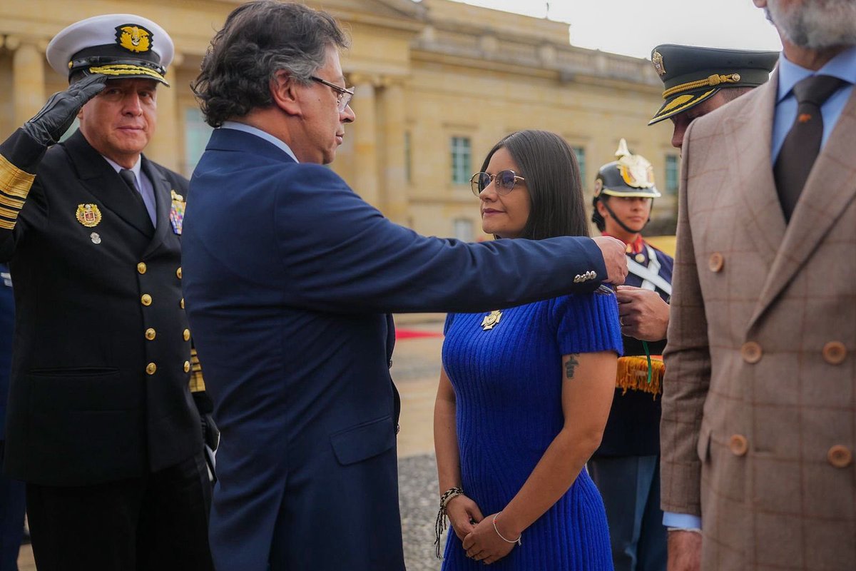 Soy_Capitalismo's tweet photo. @petrogustavo Señor expresidente, nos puede explicar por qué si Angie Rodríguez fue un desastre en el DAPRE, la condecoró con la orden al mérito Coronel Guillermo Fergusson en Noviembre de 2025, antes de salir del cargo? https://t.co/wZBdJm6DQH