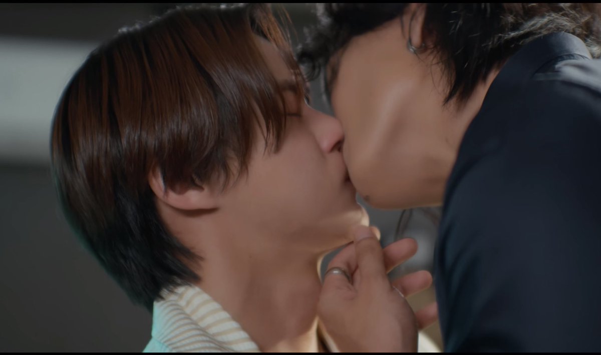 MachiavelyL's tweet photo. I love tender scenes, those that depict a romantic or couple relationship. A scene you want to watch again and again, that captures all the beauty and precision of BoatOat's performances as Nakhun and Phatsa. Magnificent.

BOUND BY KNOT EP5

 #KNOTseriesEP5 https://t.co/EWbgjCnidu