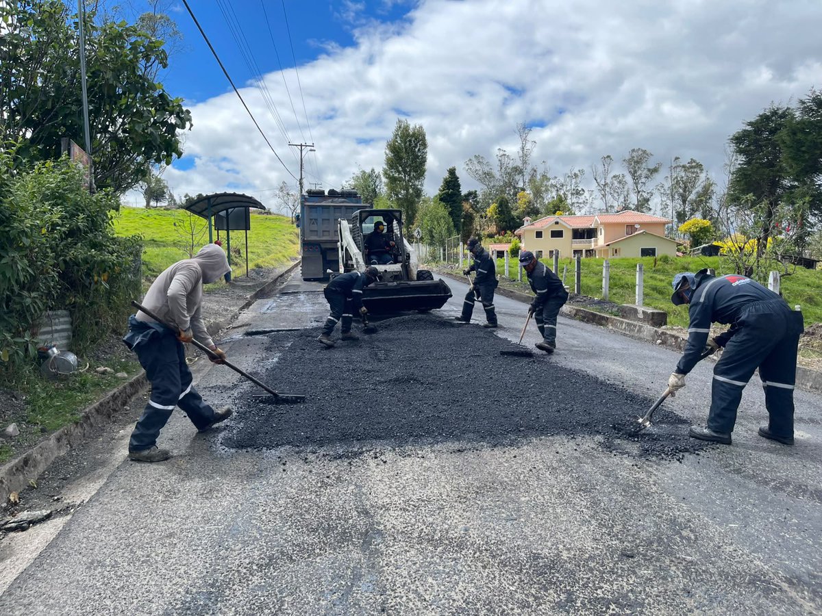 EpAsfaltar's tweet photo. 🛣️Continuamos con el bacheo asfáltico de la vía Girón - San Fernando, sector San Gerardo.

Por favor conduzca con precaución, tenemos personal y maquinaria trabajando en la vía. ⚠️🚙

#TransformamosVidas https://t.co/eAZiXGtjee