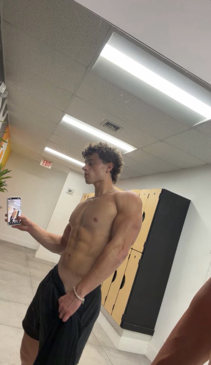 lukewehrys's tweet photo. im so hungry https://t.co/7RhhzQDMRJ