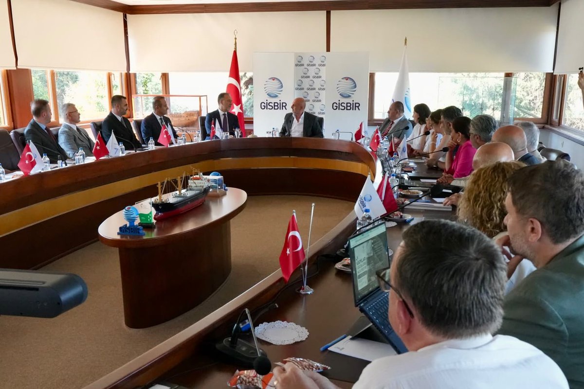 BBvolkanyilmaz's tweet photo. Türk gemi inşa sanayisinin resmi temsilcilerinden olan Türkiye Gemi İnşa Sanayicileri Birliği (GİSBİR) Başkanı Murat Kıran ve yönetim kurulu üyelerini ziyaret ettik. 
Denizcilik sektöründe ülkemiz adına yapmış oldukları çalışmalarda başarı ve kolaylıklar diler, misafirperverliğinden dolayı GİSBİR yönetimine teşekkür ederim.