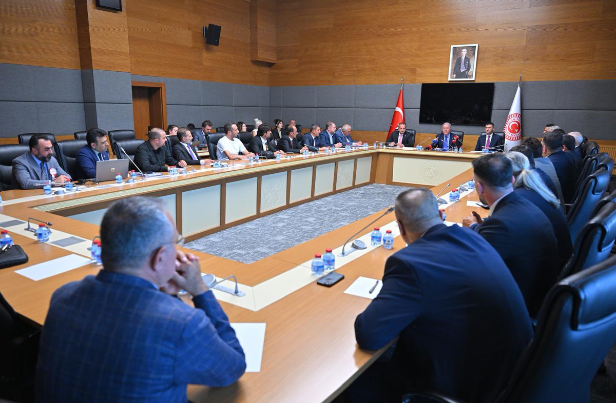 hulusiakarmedya's tweet photo. Şehit Ailelerimiz ve Kahraman Gazilerimizin temsilcisi;

11 Dernek,
4 Vakıf,
2 Konfederasyon,
1 Sendika mensubu kardeşlerimizi TBMM’de komisyon üyemiz Bursa Milletvekili Refik Özen ve İzmir Milletvekili Mehmet Ali Çelebi ile birlikte misafir ettik, talep ve görüşlerini dinledik. 

Kardeşlerimizin;
Yürüttüğümüz kapsamlı çalışmalara ilişkin memnuniyetlerini belirtmeleri ve teşekkürlerini ifade etmeleri bizleri ziyadesiyle memnun etmiş, heyecanımızı artırmıştır. 

Şehit ailelerimizin ve gazilerimizin haklarını daha da güçlendirecek düzenlemeleri hayata geçirmekte kararlıyız !

Şehitlerimizin ruhu şad olsun…
