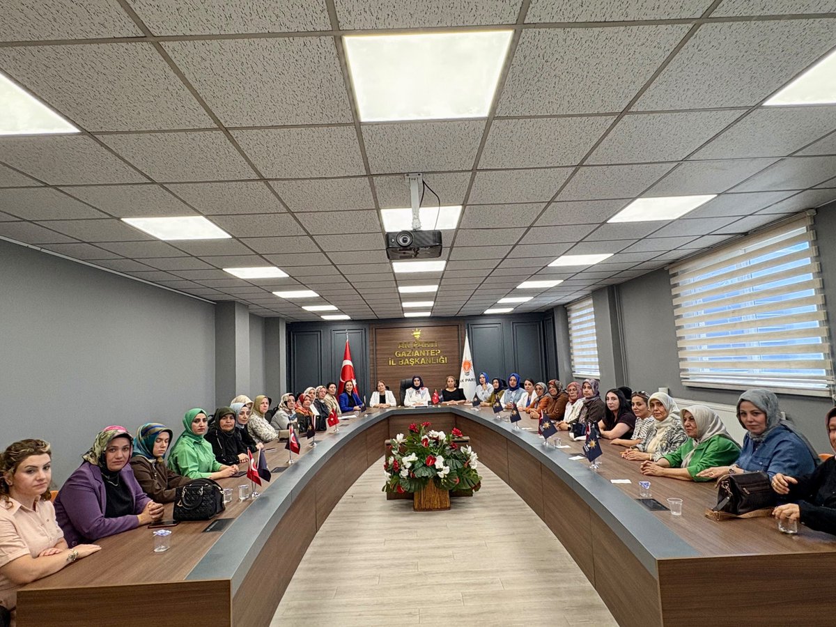 akkadinantep's tweet photo. 📍Ak Parti Gaziantep İl Başkanlığı

Haftalık Olağan İl Yönetim Kurulu toplantımızı İl Kadın Kolları Başkanımız Sn @avdilanensari riyasetinde  gerçekleştirdik.

İstişare ve değerlendirme toplantımız hayırlara vesile olsun.
 
@tugbaisikercan 
@fmfedaioglu
@AKKADINGM https://t.co/m4RvZK4QXn
