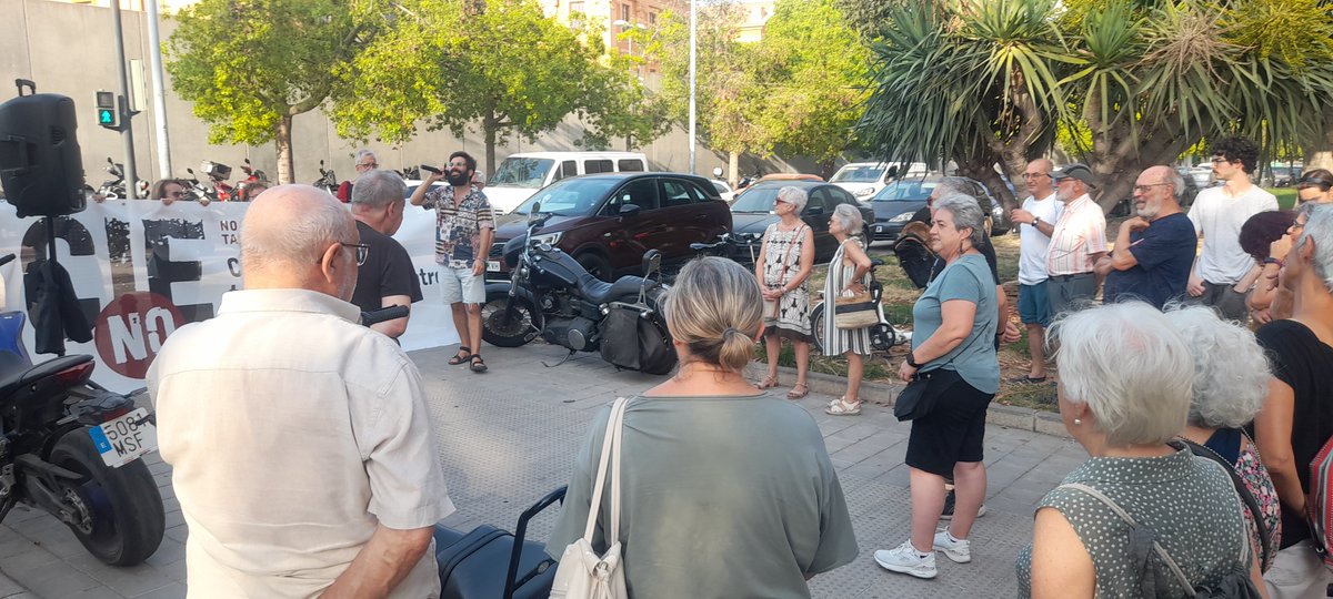 valenciaacoge1's tweet photo. 📢 Un mes más nos hemos concentrado en València frente al #CIE demandando su cierre

🔥 Hoy denunciamos las políticas de #PrioridadNacional, que son #Racismo Institucional

Ninguna persona es ilegal, ni irregular, lo irregular es un sistema fundado en discriminación!!  #CIEsNO https://t.co/nsP6xfnLOj