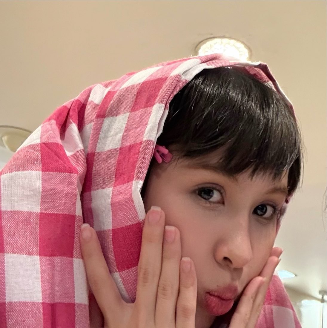 never4eve_r's tweet photo. ภาพรวมดาราสาวคิวแรก เห็นอยู่แค่หน้า แม้แต่เส้นผม (จริง) ก็ไม่ได้เห็น 555555 ขอให้ปังๆนะลูก 🫳🏻

HUG E LHEE Q1
#มนต์รักฮักอีหลีเปิดกล้องเด้อค่ะ
#Hannah4EVE https://t.co/N7749SDG0b