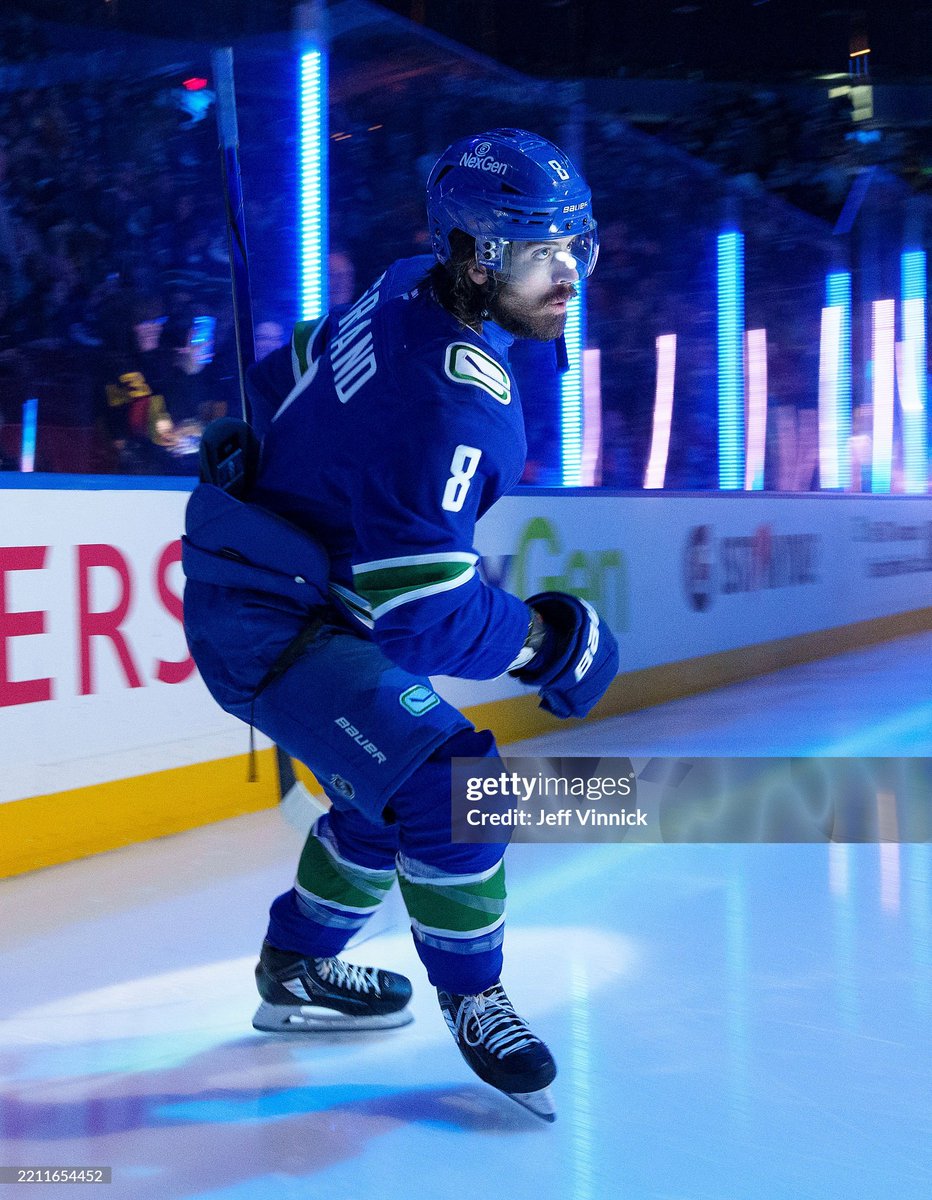 hronekxpetey's tweet photo. #Canucks Nation, I need your help. 👀 

Does ANYONE know where I could track down this Conor Garland UD Canvas card? 

That's literally me in the Quinn jersey in the background, and the one I ordered on ebay never arrived, and I'm dying to get my hands on this card. 😩🙏🏻 https://t.co/n3O2ALZ87C