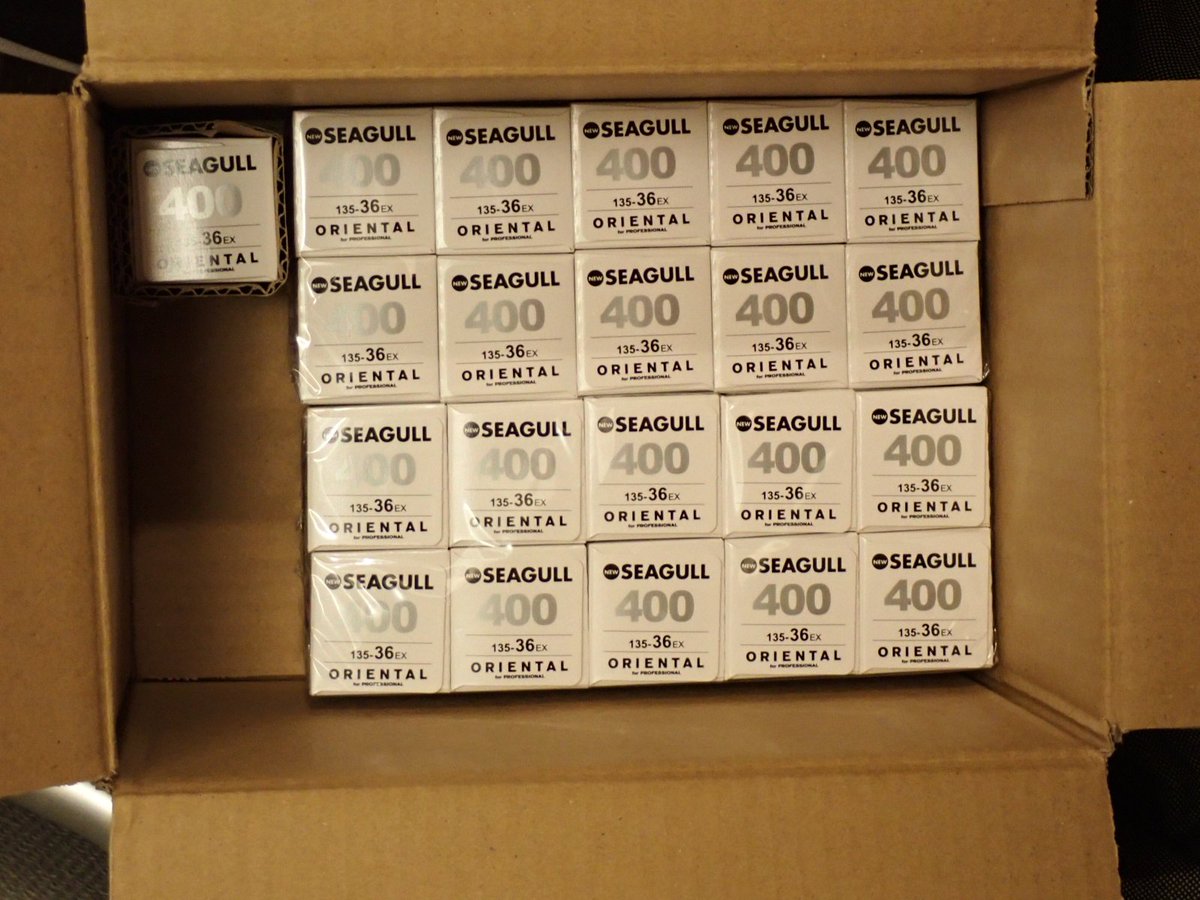 OA_pics's tweet photo. 愛用のモノクロフィルムである、オリエンタル写真工業のSEAGULLをまとめ買いした。これだけあれば撮影するのに数ヶ月は困らないが、一ヶ月持たない時もある。 https://t.co/fEdzpZVjeO