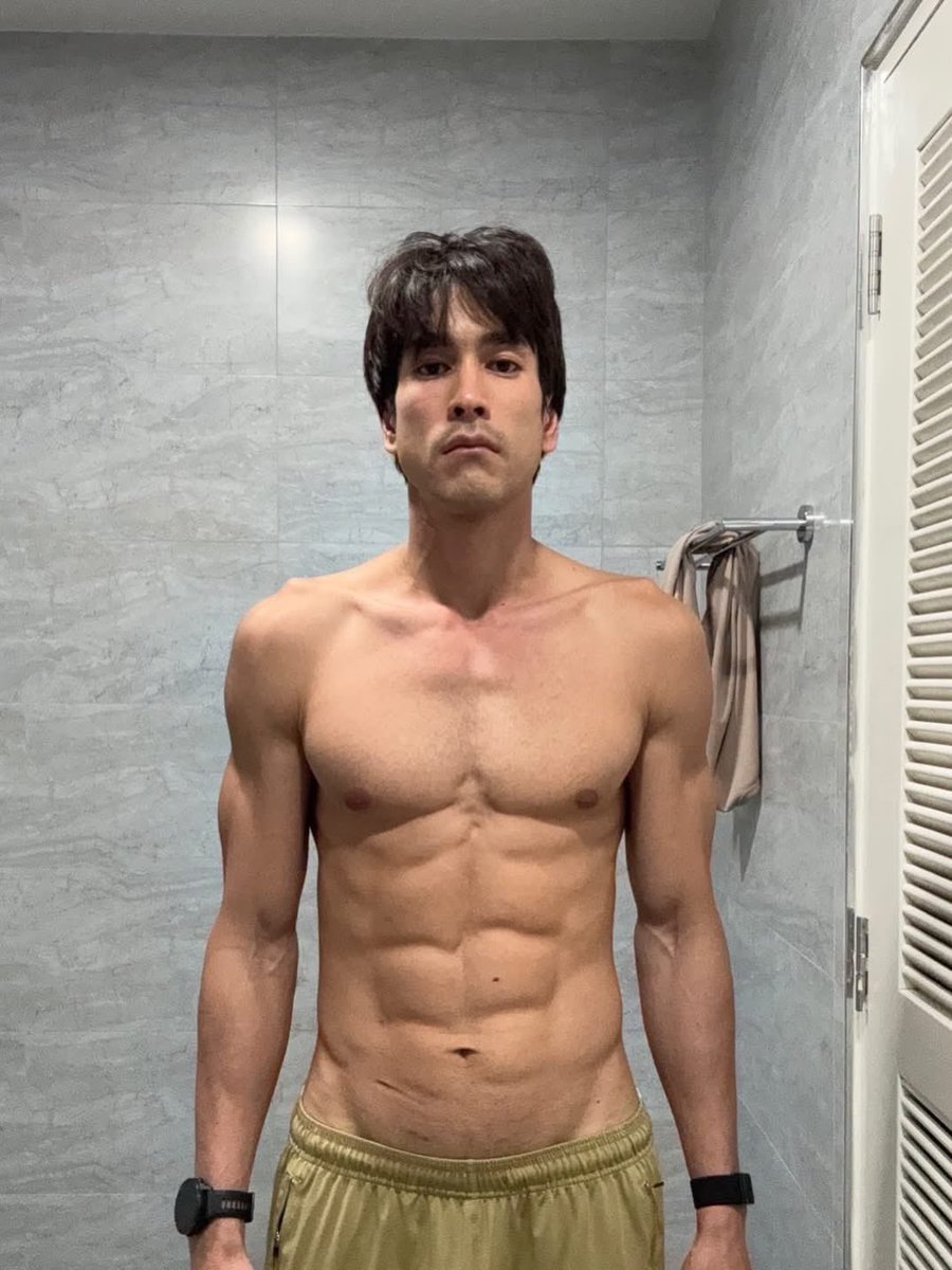 rormord's tweet photo. เปิดโปรแกรมโหดเปลี่ยน ณเดชน์ ซูบผอมในพริบตา🔥💪🏻

ณเดชน์ ลดน้ำ ลดอาหารอยู่ในระดับสุดโหด เพื่อให้ร่างกายดูซูบผอม แห้ง และมีความกร้านเพื่อแสดงเรื่อง #คนเดือดทวงแค้น ตลอดระยะเวลา 2 สัปดาห์ต้องควบคุมอาหาร ลดแป้งและคาร์โบไฮเดรต พร้อมออกกำลังกายอย่างเข้มข้น

📌 ต้องทานไข่ต้ม (เฉพาะไข่ขาว) มื้อละ 5 ฟอง / เช้า - กลางวัน
📌 ปลาเผาไม่ห่อเกลือ
📌 อัลมอนด์ไม่ใส่เกลือ
📌 น้ำเปล่า 250 cc 
* ห้ามเกินวันละ 1,500 แคล โดยจะงดอาหารตั้งแต่ 18.00 น. - 12.00 น. *

ใครไหวไปก่อนเลย 😂
#ณเดชน์ #ณเดชน์คูกิมิยะ
