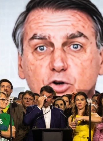 NewsLiberdade's tweet photo. 🚨URGENTE - Deputada Júlia Zanatta diz que se Flávio não derrotar o PT-STF, Bolsonaro nunca mais sairá da cadeia

“A única coisa que você precisa saber sobre Flavio Bolsonaro é que se ele não derrotar PT-STF o pai nunca mais sai da cadeia. O irmão e as sobrinhas nunca mais pisam no Brasil”