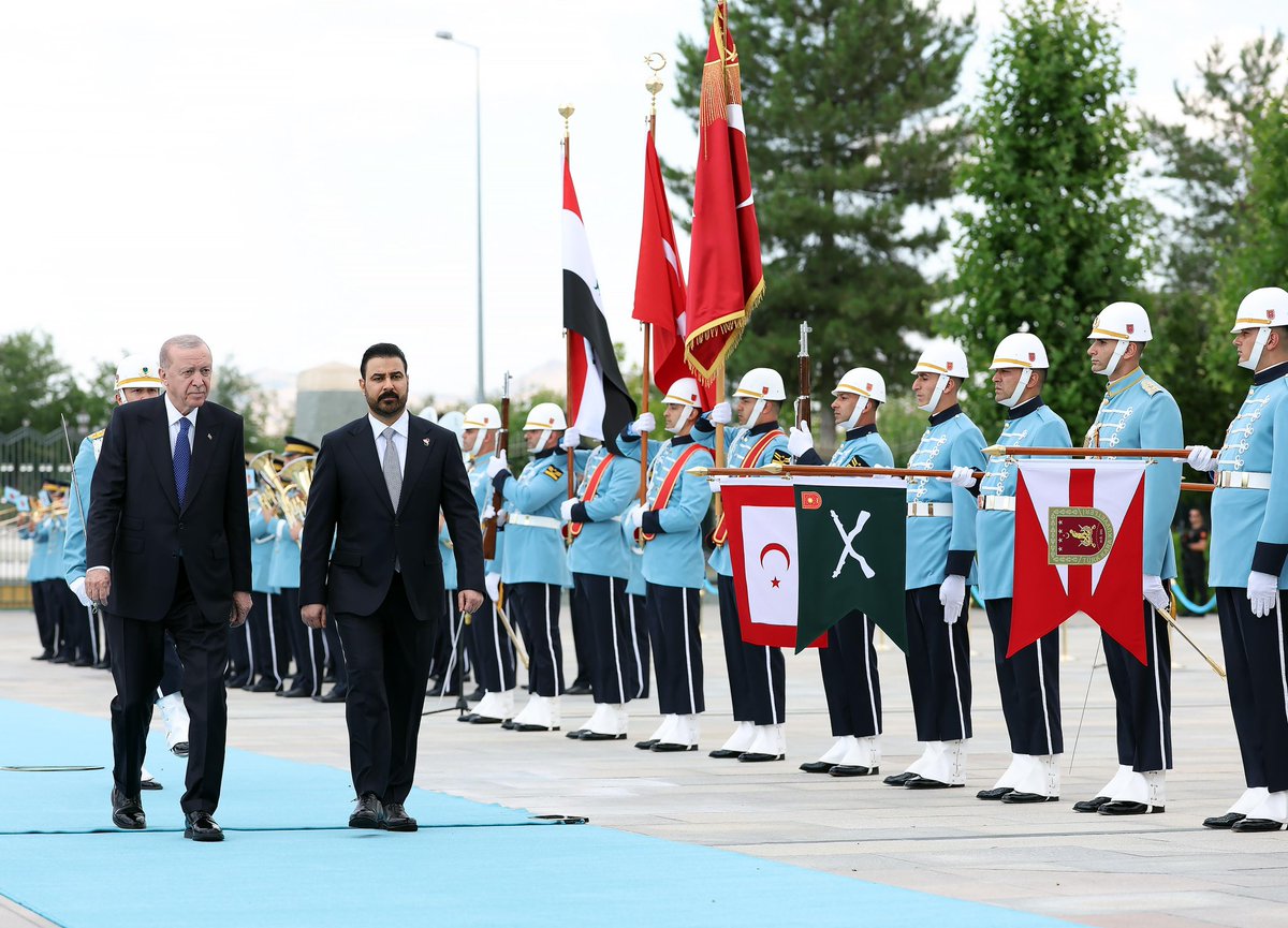 Yusuf__Tekin's tweet photo. 📍Ankara

Cumhurbaşkanımız Sayın Recep Tayyip Erdoğan’ın davetine icabetle Ankara’yı ziyaret eden Irak Başbakanı Sayın Ali ez-Zeydi ve heyeti için Cumhurbaşkanlığı Külliyesi’nde gerçekleştirilen resmî karşılama törenine iştirak ettik.

Dost ve komşu ülke Irak ile gerçekleştirilen görüşmelerin, ülkelerimiz arasındaki iş birliğini daha da güçlendirmesini, bölgemizin huzur ve istikrarına katkı sunmasını temenni ediyorum.