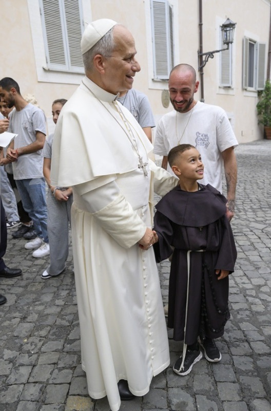 FrischeB17467's tweet photo. Papa meeting a little monk brother in a  mini habit. 🥰 https://t.co/xnUEaqWhT7