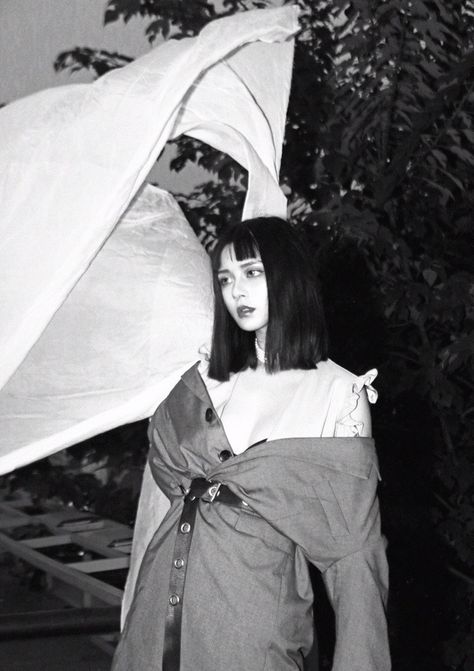 Oscar_Raff's tweet photo. Monochrome mood, oversized drama, and a fearless pose that lets fabric do the talking
dgr https://t.co/OyCL252K3e