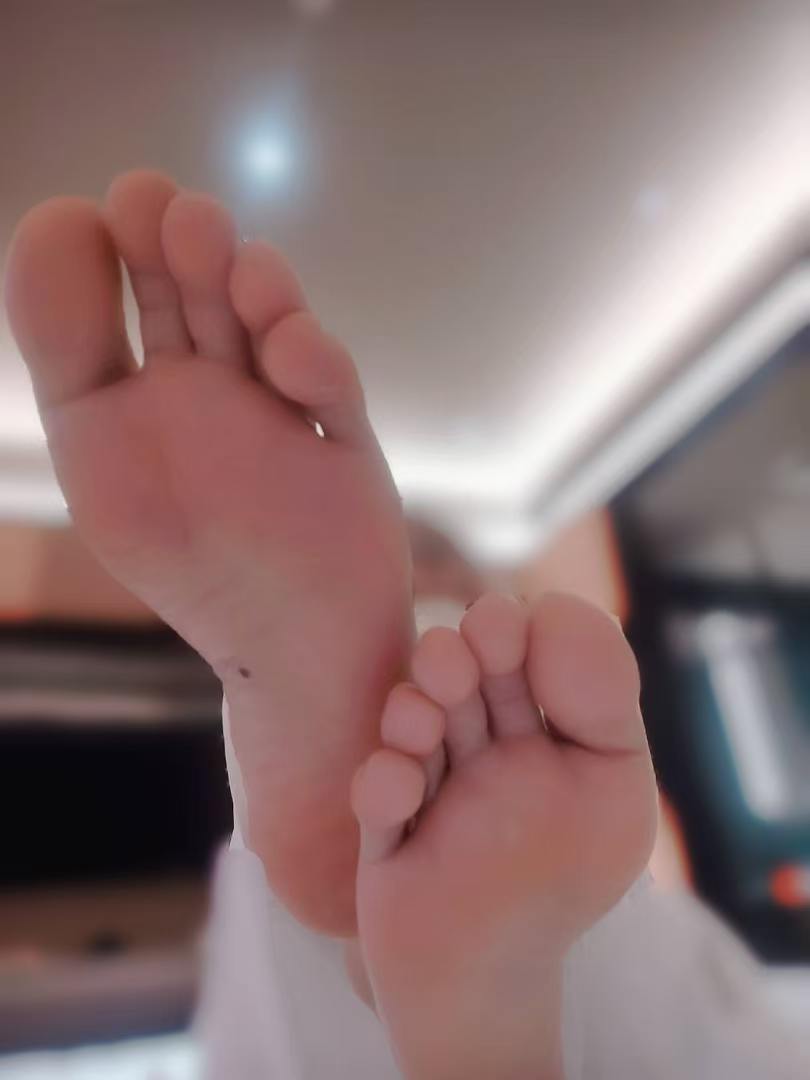 AnabelleBarr's tweet photo. 看到你祖宗脚的瞬间，你就该明白自己是个彻头彻尾的废权、天生的贱���，能给我奉献你的价值都是你那婊子妈下路给你求来的机会，每天啃点小馒头，把你的一切都贡献给我，才是你这下贱坯子存在的意义懂吗？？
 #ATM #贱狗 #上贡 #贡奴 #报销 https://t.co/2RUJwyhmvD