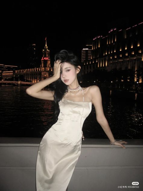 paolis1984's tweet photo. Silk satin, city lights, and a moment of pure eveningwear chic by the water
Ltky https://t.co/k92MSCH3Oz
