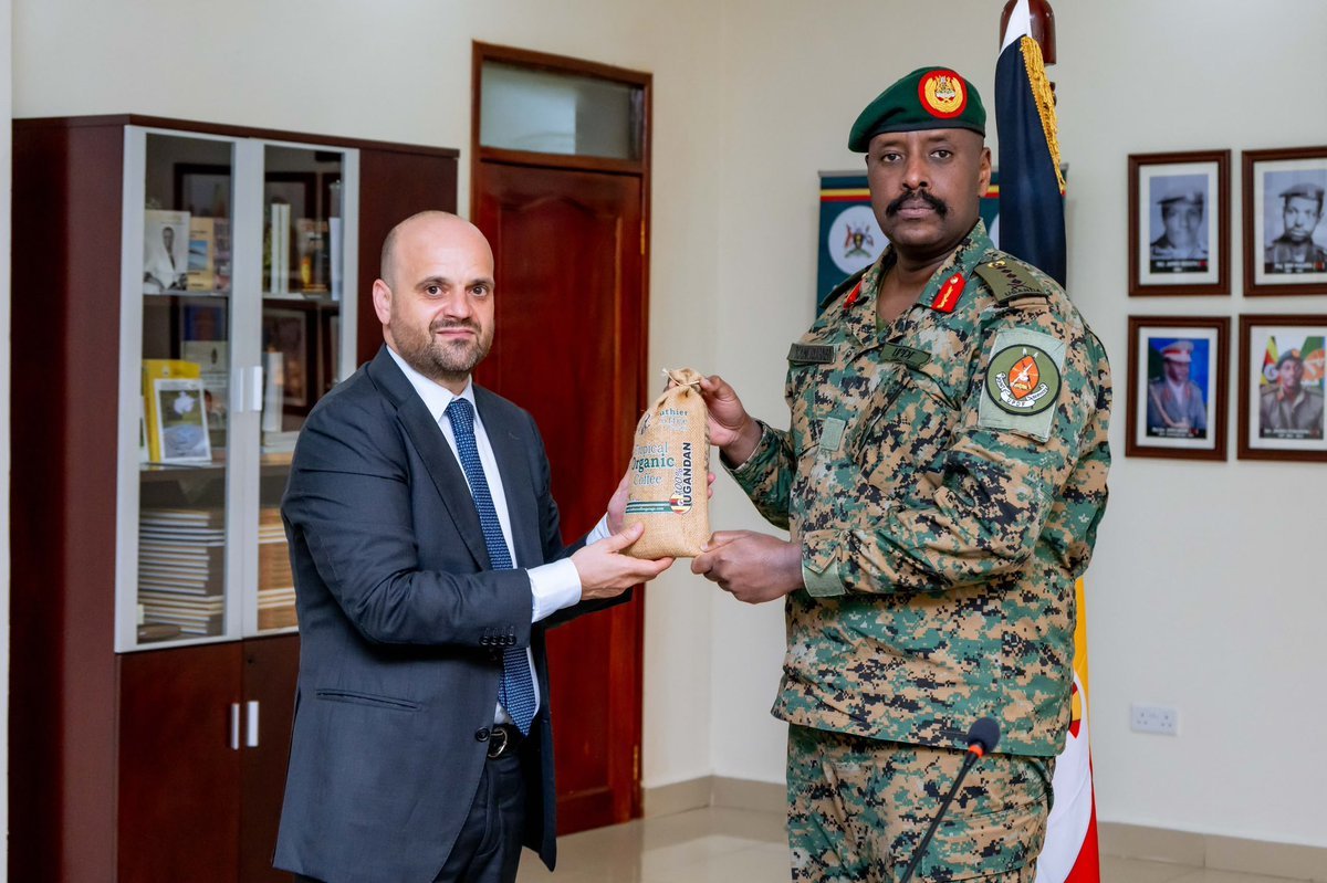 kakensaug's tweet photo. The Number one chief promoter of Uganda Coffee and BUBU, CDF Gen. Dr. Prophet Muhoozi Kainerugaba @mkainerugaba, whenever he meets diplomats, he gives them our coffee, and he tells them how it tastes fresh, naturally, organic, yummy, and makes one active 24/7 π
#LongLiveGenMK | #CDFWorksUg