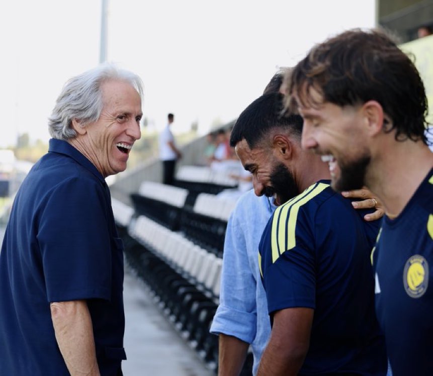 1SMi_'s tweet photo. جيسوس يحضر مباراة #النصر الودية https://t.co/e5VuNXNR5B