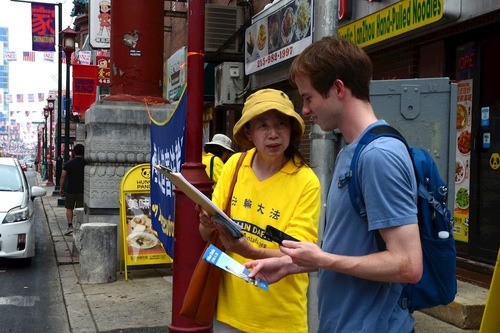 DeutschMinghui's tweet photo. Kundgebung in Philadelphias Chinatown: Den Glauben bewahren und der Verfolgung widerstehen
➡https://t.co/ZvrUo64877
#philadelphia #FalunDafa #Minghui #FalunGong #parade https://t.co/OE8ksKBzeR