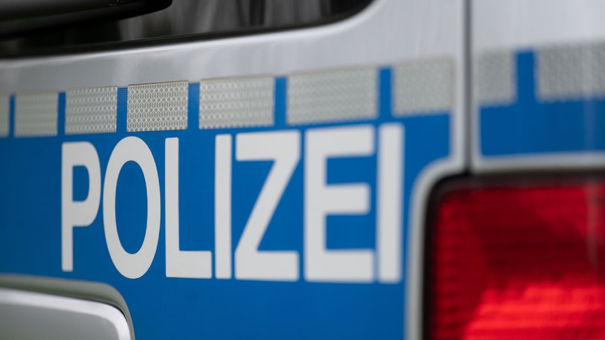 welt's tweet photo. Drei Mädchen zerschneiden Schwestern die Gesichter https://t.co/yPUPcAzAti https://t.co/KRc7zdSAbP
