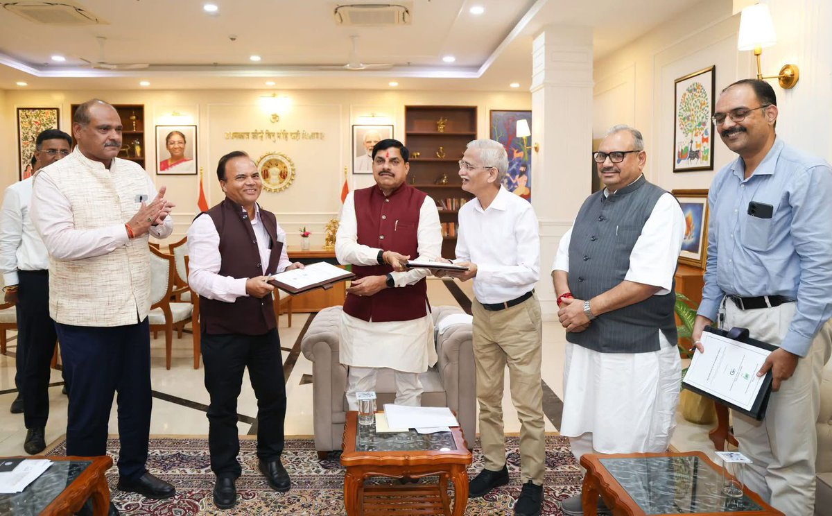 Vibha_India's tweet photo. MOU Signed between IIWM and  Atal Bihari Vajpayee Institute of Good Governance and Policy Analysis (AIGGPA), GOVT MP in the presence of Dr. Mohan Yadav, Hon'ble Cheif Minister of Madhya Pradesh. https://t.co/1CGneIgf9J