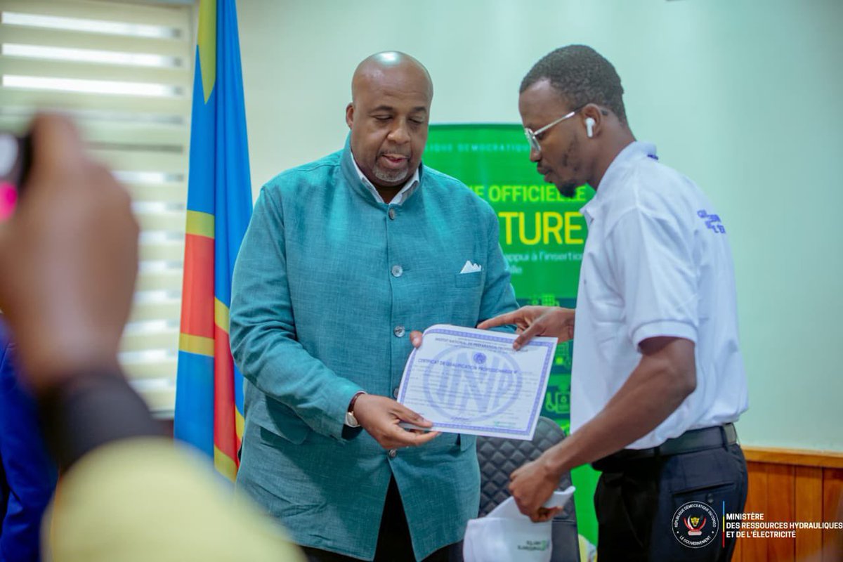 JolMongu2's tweet photo. #RDC: Le dévlppement du Gd Congo va passer par son #Industrialisation qi nous exige 1e forte capacité en terme de production d’#Énergie.

C’est ds 7 optiq qe SE Aimé @molendosakombi, investit fortement ds le renforcement d capacité d jeunes ds les métiers d’eau de l’Électricité. https://t.co/QU6r0Eawar
