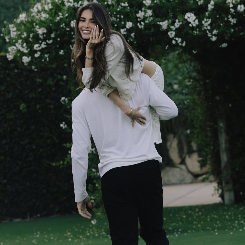 bpthaber's tweet photo. Justin Herbert ve Madison Beer nişanlandı. https://t.co/80v9EYHzsf