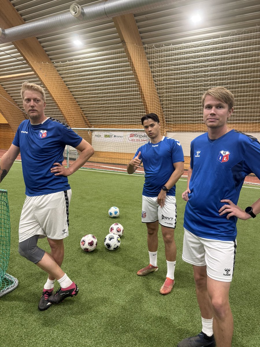 MoelvenFotball's tweet photo. A-laget tilbake i full trening etter sommerferien.
Første seriekamp etter ferien er mot @RidabuIL 3 i Idrettsparken som har fått seg en overhaling i sommer.
Det blir deilig å komme i gang igjen #ForzaMIL https://t.co/OAx9Y2M2qo