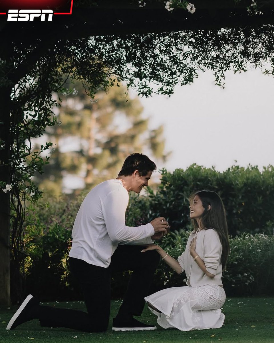 ESPNmx's tweet photo. ¡SE VIENE LA BODA! 👰🤵

El QB de los Chargers, Justin Herbert y su novia, la cantante, Madison Beer, anunciaron su compromiso...🏈💍 https://t.co/9VFtOrr6kw