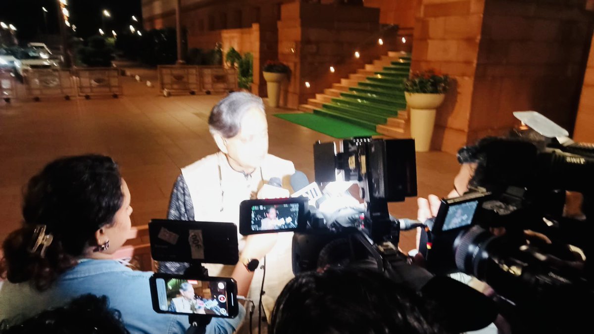 ShashiTharoor tweet picture