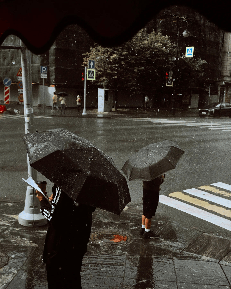 AmyCoopermmxzi's tweet photo. 下雨没带伞，陌生小哥把外套递我遮了一路，到地方他浑身湿透还笑着说“女孩子别着凉”，这阵凉意里的暖，记好久。， https://t.co/TCDTYrw2b2