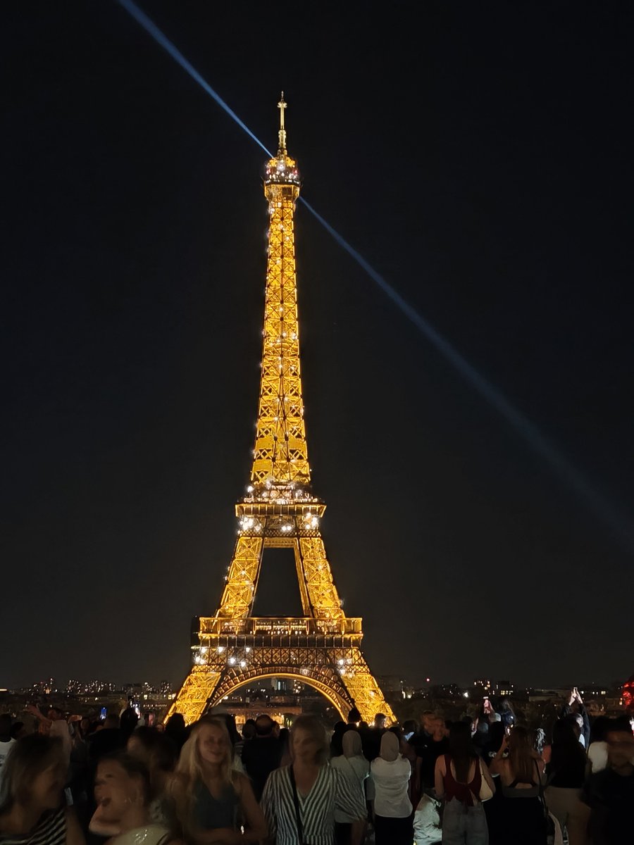 Akgonn's tweet photo. Il motivo per            Il vero motivo
cui le persone         per cui ho 
pensavano che       fatto un 
andassi a Parigi     viaggio a Parigi https://t.co/p9uzLDjIz0