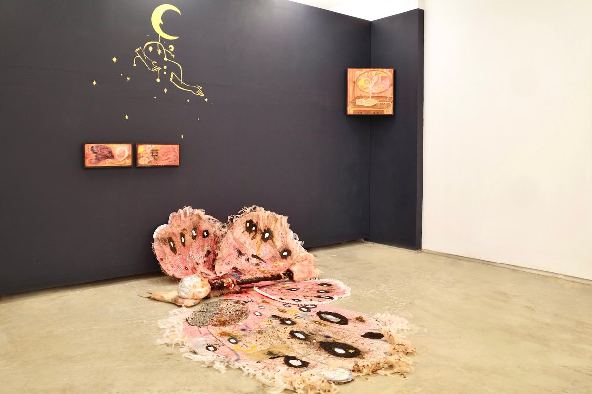 SVA_News's tweet photo. Work by Ailyn Lee (MFA 2022 Fine Arts; BFA 2017 Illustration) and Tianshu Zhang (MFA 2023 Fine Arts) is on view in "The Overslept Mayfly" at Latitude Gallery through Saturday, August 1. Read Whitehot's review of the show: https://t.co/jtMtW8qUZe

Photo credit: Fanfan Yuxuan Fan. https://t.co/PnceujArar