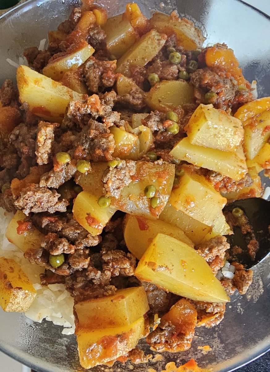 RollingBoyy's tweet photo. Viens de cuisiner un ragoût de viande haché accompagné de légume et de riz #HommeCapableFinalement https://t.co/lFSUNGnjae