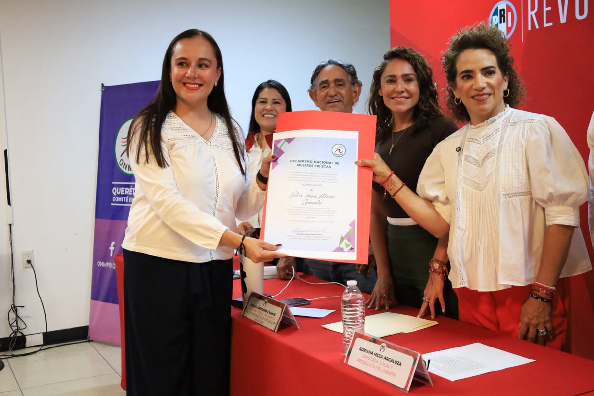 PRIQueretaroCDE's tweet photo. Acompañamos la toma de protesta de Silvia Lorena Macías González como presidenta del ONMPRI en el municipio de Querétaro. Seguimos fortaleciendo el liderazgo y la participación política de las mujeres.
#ONMPRI #PRIQuerétaro https://t.co/SKedGotgoO