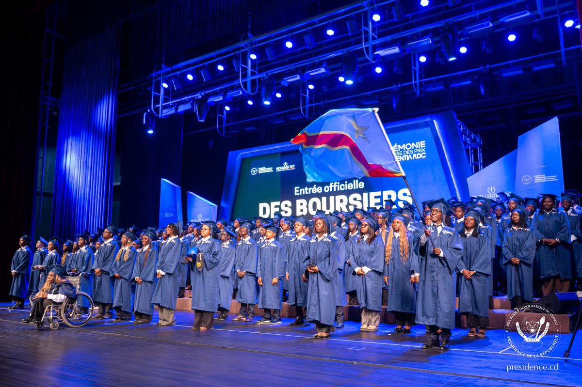 Presidence_RDC's tweet photo. Ce mardi 28 juillet 2026, au Centre culturel et artistique des pays d’Afrique centrale (CCPAC), le Chef de l’État, Félix-Antoine Tshisekedi Tshilombo, accompagné de la distinguée Première dame, @DeniseNyakeru , a présidé la première édition du Programme national de bourses universitaires « Excellentia RDC ».

Au cours de cette cérémonie solennelle, 185 lauréats de la dernière session de l’Examen d’État, venus des 26 provinces de la République démocratique du Congo (RDC), ont bénéficié de la bourse « Excellentia RDC ».

Prenant la parole au nom des boursiers, Mlle Ntela Nsamba Gemima a salué l’implication de la Première dame, à travers la Fondation « Lona », ainsi que celle du Gouvernement de la République, qui ont contribué à l’institutionnalisation du Programme Excellentia RDC.

« Cette bourse représente bien plus qu'un soutien pour poursuivre nos études. Elle témoigne de la volonté de l'État congolais d'investir dans son capital humain, de promouvoir le mérite et de donner à sa jeunesse les moyens de réaliser ses ambitions académiques et de construire son avenir », a-t-elle déclaré.

Dans le cadre de la mise en œuvre du Programme Excellentia RDC, la Fondation « Lona » collabore avec le ministère de l’Enseignement supérieur et universitaire, de la Recherche scientifique et de l’Innovation (ESURSI) pour l’organisation du test national, la désignation des examinateurs, la supervision des épreuves ainsi que le suivi administratif des candidats.

Pour rappel, le Programme Excellentia RDC s’inscrit dans la vision du Gouvernement de la République visant à promouvoir le mérite, encourager l’excellence académique et former une nouvelle génération de cadres capables de contribuer au développement scientifique, technologique et socio-économique de la RDC.

Pour sa part, Mme Marie-Thérèse Somba, ministre de l’Enseignement supérieur et universitaire, de la Recherche scientifique et de l’Innovation, a remercié le Président de la République, qui place l’éducation et la formation au cœur du développement national. Elle a rappelé que le Programme Excellentia RDC poursuit plusieurs objectifs : promouvoir l’excellence scolaire chez les finalistes de l’Examen d’État, former une nouvelle élite en investissant dans l’éducation de la jeunesse et accompagner les lauréats dans la poursuite de leurs études supérieures au pays comme à l’étranger, en garantissant l’égalité des chances, sans discrimination.
https://t.co/H2h2ei0QKF