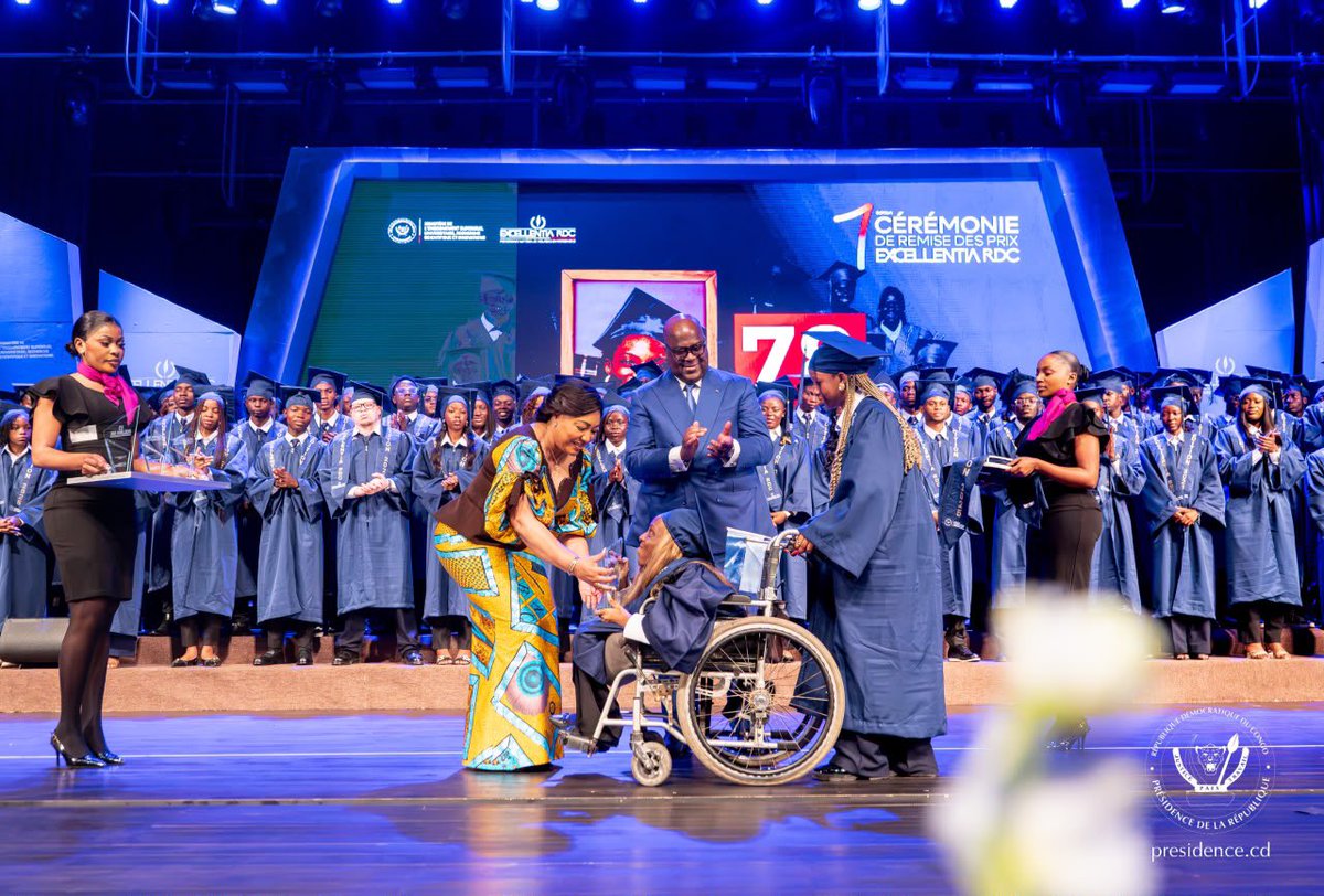 Presidence_RDC's tweet photo. Ce mardi 28 juillet 2026, au Centre culturel et artistique des pays d’Afrique centrale (CCPAC), le Chef de l’État, Félix-Antoine Tshisekedi Tshilombo, accompagné de la distinguée Première dame, @DeniseNyakeru , a présidé la première édition du Programme national de bourses universitaires « Excellentia RDC ».

Au cours de cette cérémonie solennelle, 185 lauréats de la dernière session de l’Examen d’État, venus des 26 provinces de la République démocratique du Congo (RDC), ont bénéficié de la bourse « Excellentia RDC ».

Prenant la parole au nom des boursiers, Mlle Ntela Nsamba Gemima a salué l’implication de la Première dame, à travers la Fondation « Lona », ainsi que celle du Gouvernement de la République, qui ont contribué à l’institutionnalisation du Programme Excellentia RDC.

« Cette bourse représente bien plus qu'un soutien pour poursuivre nos études. Elle témoigne de la volonté de l'État congolais d'investir dans son capital humain, de promouvoir le mérite et de donner à sa jeunesse les moyens de réaliser ses ambitions académiques et de construire son avenir », a-t-elle déclaré.

Dans le cadre de la mise en œuvre du Programme Excellentia RDC, la Fondation « Lona » collabore avec le ministère de l’Enseignement supérieur et universitaire, de la Recherche scientifique et de l’Innovation (ESURSI) pour l’organisation du test national, la désignation des examinateurs, la supervision des épreuves ainsi que le suivi administratif des candidats.

Pour rappel, le Programme Excellentia RDC s’inscrit dans la vision du Gouvernement de la République visant à promouvoir le mérite, encourager l’excellence académique et former une nouvelle génération de cadres capables de contribuer au développement scientifique, technologique et socio-économique de la RDC.

Pour sa part, Mme Marie-Thérèse Somba, ministre de l’Enseignement supérieur et universitaire, de la Recherche scientifique et de l’Innovation, a remercié le Président de la République, qui place l’éducation et la formation au cœur du développement national. Elle a rappelé que le Programme Excellentia RDC poursuit plusieurs objectifs : promouvoir l’excellence scolaire chez les finalistes de l’Examen d’État, former une nouvelle élite en investissant dans l’éducation de la jeunesse et accompagner les lauréats dans la poursuite de leurs études supérieures au pays comme à l’étranger, en garantissant l’égalité des chances, sans discrimination.
https://t.co/H2h2ei0QKF