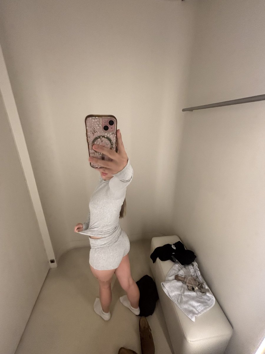x3m1y's tweet photo. you looked, now say hi🤭 https://t.co/VSrqkTlH6s