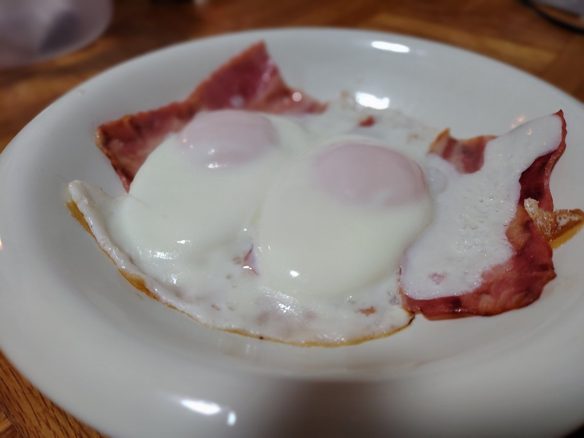 sirokuma96jp's tweet photo. 今夜の
#深夜飯
#目玉焼き
玉子が1パック200円だった🎵
#食べてます https://t.co/hRynduj3vS