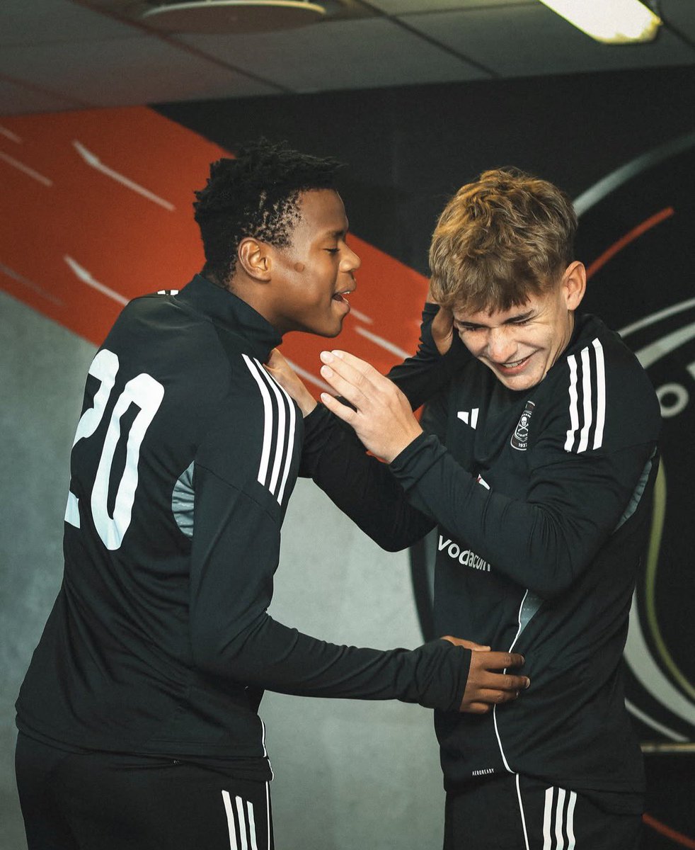 Football__Stage's tweet photo. The 2025/26 Dstv Diski Challenge champions Orlando Pirates have kicked off their preseason training as they look to defend their title. https://t.co/HHC1LZnoeC