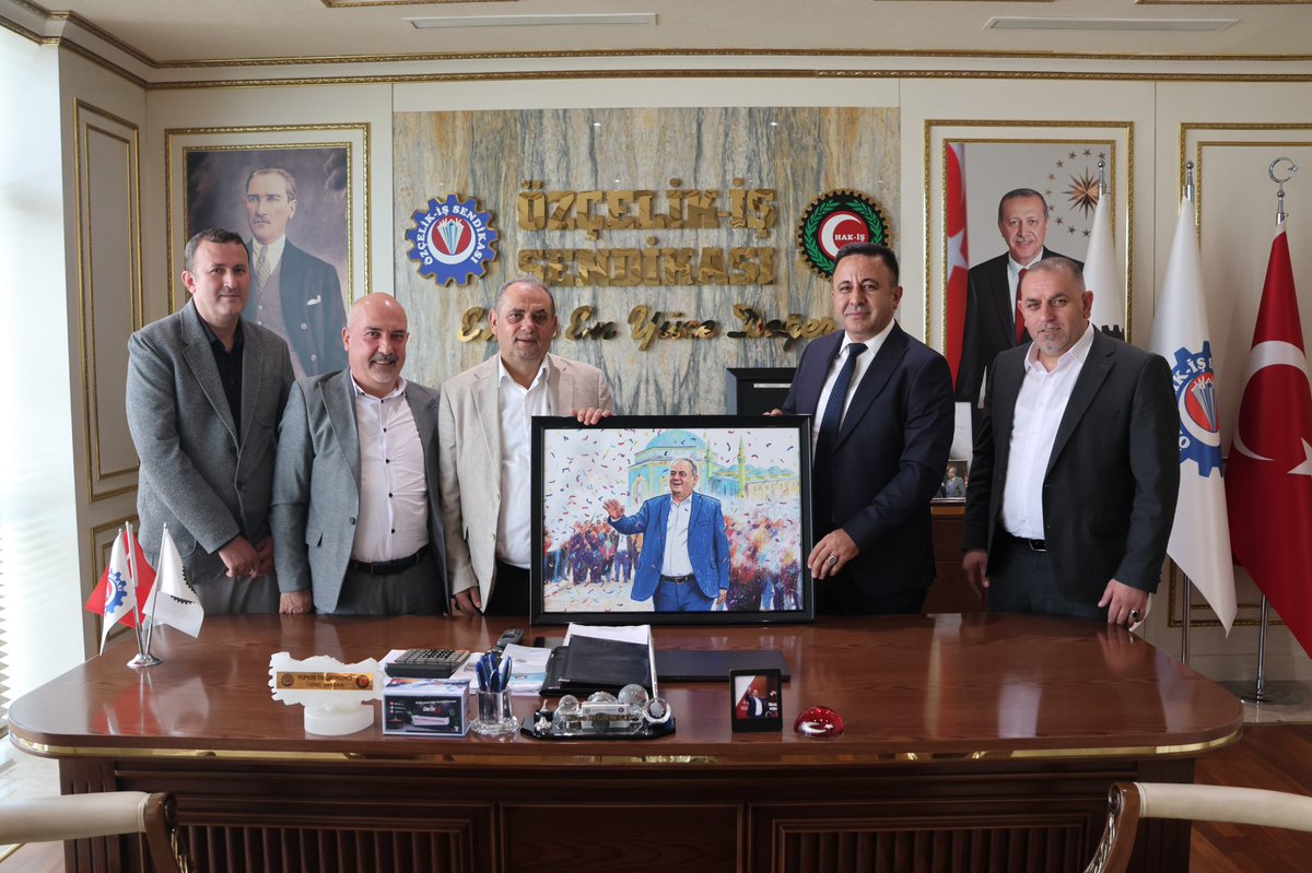 Yunus_Degirmenc's tweet photo. Olağan Genel Kurulumuzun ardından hayırlı olsun temennilerini iletmek üzere Genel Merkezimizi ziyaret eden Bursa Şube Başkanımız Mustafa Çölcü ve yönetimini, Genel Yönetim Kurulumuzla birlikte misafir ettik.
Gerçekleştirdiğimiz istişarelerde, yeni dönemde üyelerimizin hak ve menfaatlerinin daha da artırılmasına yönelik çalışmalar değerlendirdik.
Nazik ziyaretleri için Şube Başkanımız Mustafa Çölcü’ye ve yönetimine teşekkür ediyorum.