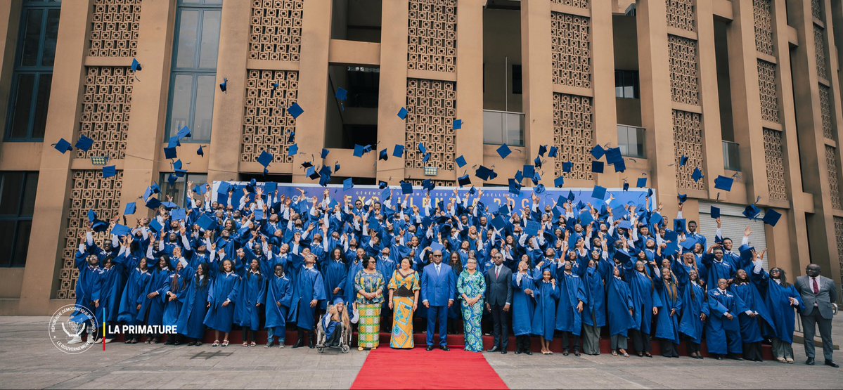PrimatureRDC's tweet photo. #Éducation #Jeunesse
28 juillet 2026 | La Première Ministre, Cheffe du Gouvernement, Judith Suminwa Tuluka, a réaffirmé la volonté du Gouvernement de faire de l’excellence scolaire une politique publique durable, à l’occasion de la première édition du Programme national de bourses universitaires  @Excellentia_RDC , en présence du Président de la République et de la Première Dame.

• Remise de bourses à 185 lauréats issus de plusieurs provinces, y compris des zones sous occupation
• Pérennisation d’Excellentia RDC comme programme national financé par l’État
• Promotion du mérite, de l’égalité des chances et de l’excellence scolaire 
• Renforcement de la complémentarité avec le programme Debout Jeunes Congolais pour favoriser l’insertion professionnelle des jeunes

À travers cette initiative, le Gouvernement Suminwa poursuit la mise en œuvre du quatrième pilier de son Programme d’Actions en investissant dans le capital humain, l’éducation et la jeunesse, au service du développement de la République démocratique du Congo.