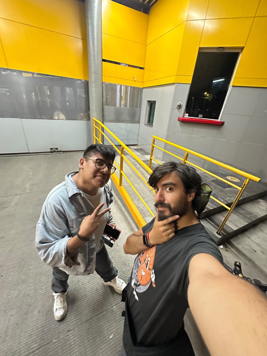 Alainwho's tweet photo. Los lunes de rush, de correr, de terminar a la medianoche de todo. Al final, esto hemos decidido ser amix, me preguntan porque llegan los volubtarixs al servicio, por eso porque hemos decidido atender a la propia comunidad a pesar de todo. De nuestros diagnósticos de VIH y dar PrEP contra todo, de nuestros diagnósticos de salud mental y dar consejería, de nuestras incapacidades físicas y acompañar a los hospitales, de nuestras carencias económicas y hacerlo todo de forma gratuita. Hemos decidido ser eso que nos hubiera gustado encontrar cuando más lo necesitamos. Y la enorme fortuna de que siempre hay personas ayudando a este su humilde servicio comunitario ayayayaayayaya😁🤘🏾🫰🏾