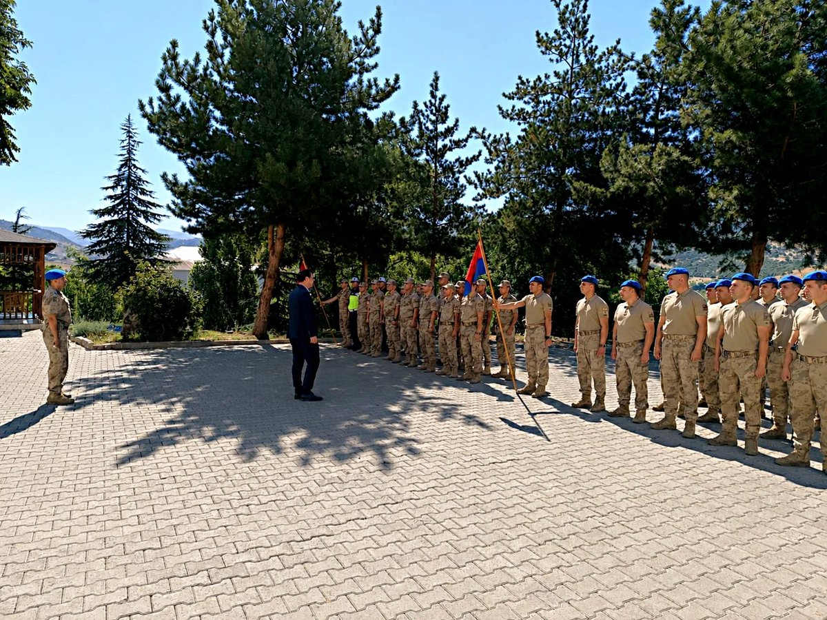 solhankymk's tweet photo. Kaymakamımız Sayın Okan AYAZ kurum ziyaretleri kapsamında İlçe Jandarma Komutanlığını ziyaret etti. Ziyarette kurumun işleyişi hakkında İlçe Jandarma Komutanı V. J.Ütğm Mehmet Emin HEKİM'den bilgi alan Kaymakamımız personele çalışmalarında başarılar diledi. https://t.co/VIs1uLfukl