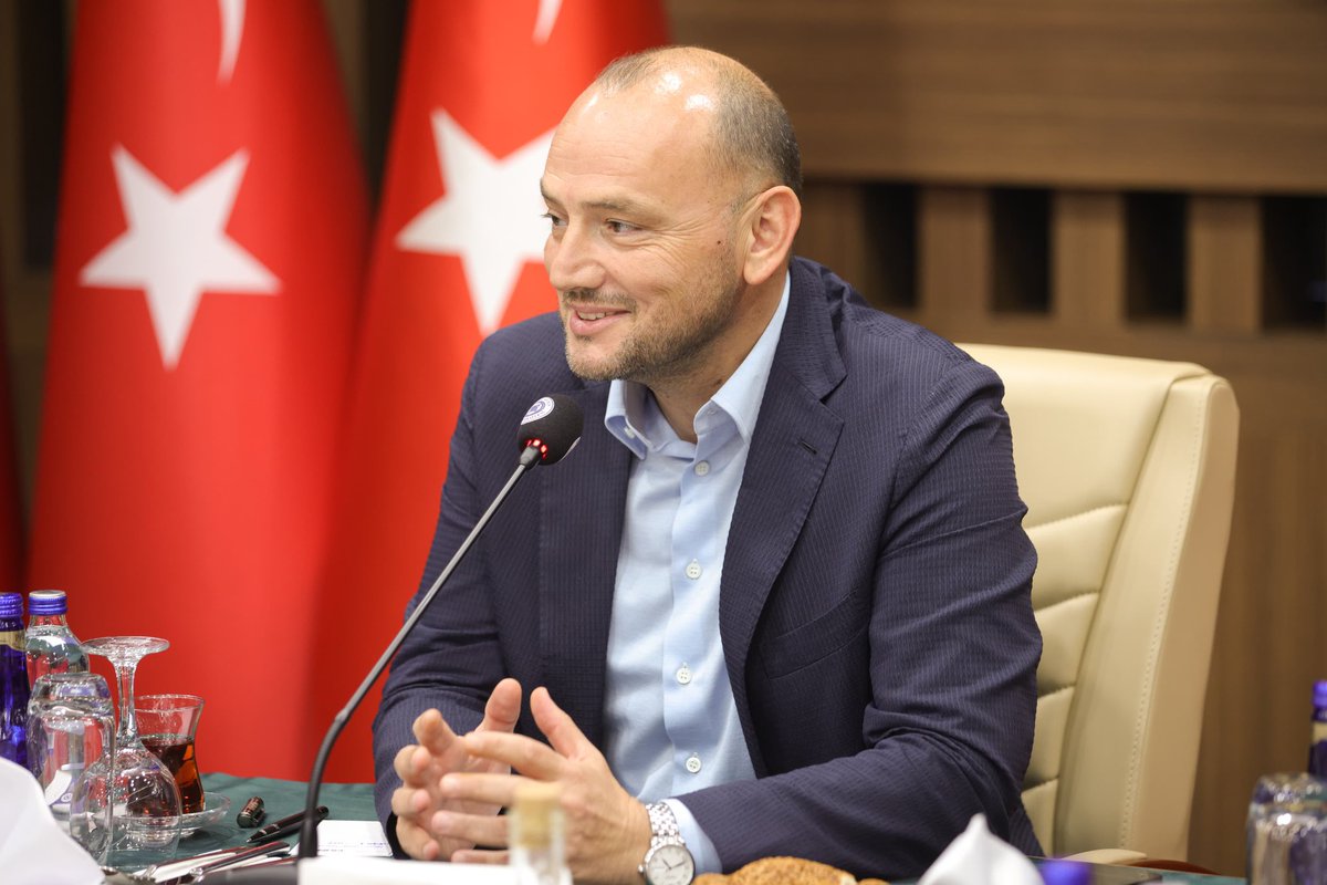 BurhanOzdemirTR's tweet photo. İstanbul Aydın Üniversitesi Aydın Düşünce Platformu tarafından düzenlenen Temmuz ayı programına konuşmacı olarak katılarak, akademi, bürokrasi ve iş dünyamızın kıymetli temsilcileriyle son derece verimli bir istişare gerçekleştirdik.

Toplantıda; küresel ve yerel ekonomik gelişmeleri, reel sektörümüzün sahadaki mevcut durumunu, sanayimizin üretim gücünü ve sektörel bazda karşı karşıya kaldığımız fırsat ile sınamaları kapsamlı bir şekilde ele aldık.

MÜSİAD olarak; üniversite-sanayi iş birliğini, akademik birikim ile saha tecrübesini aynı masada buluşturan ortak akıl platformlarını son derece kıymetli buluyoruz. Katma değerli üretim, sürdürülebilir büyüme ve güçlü istihdam hedeflerimiz doğrultusunda ekonomimizin geleceğine dair MÜSİAD vizyonumuzu ve çözüm önerilerimizi paylaştık.

Bizleri bu anlamlı platformda ağırlayan İstanbul Aydın Üniversitesi Mütevelli Heyeti Başkanı Sayın Prof. Dr. Mustafa Aydın'a (@drmaydin), üniversite yönetimine, Aydın Düşünce Platformu heyetine ve tüm katılımcılara teşekkür ediyor; istişarelerimizin iş dünyamız ve ülkemiz adına hayırlara vesile olmasını temenni ediyorum.