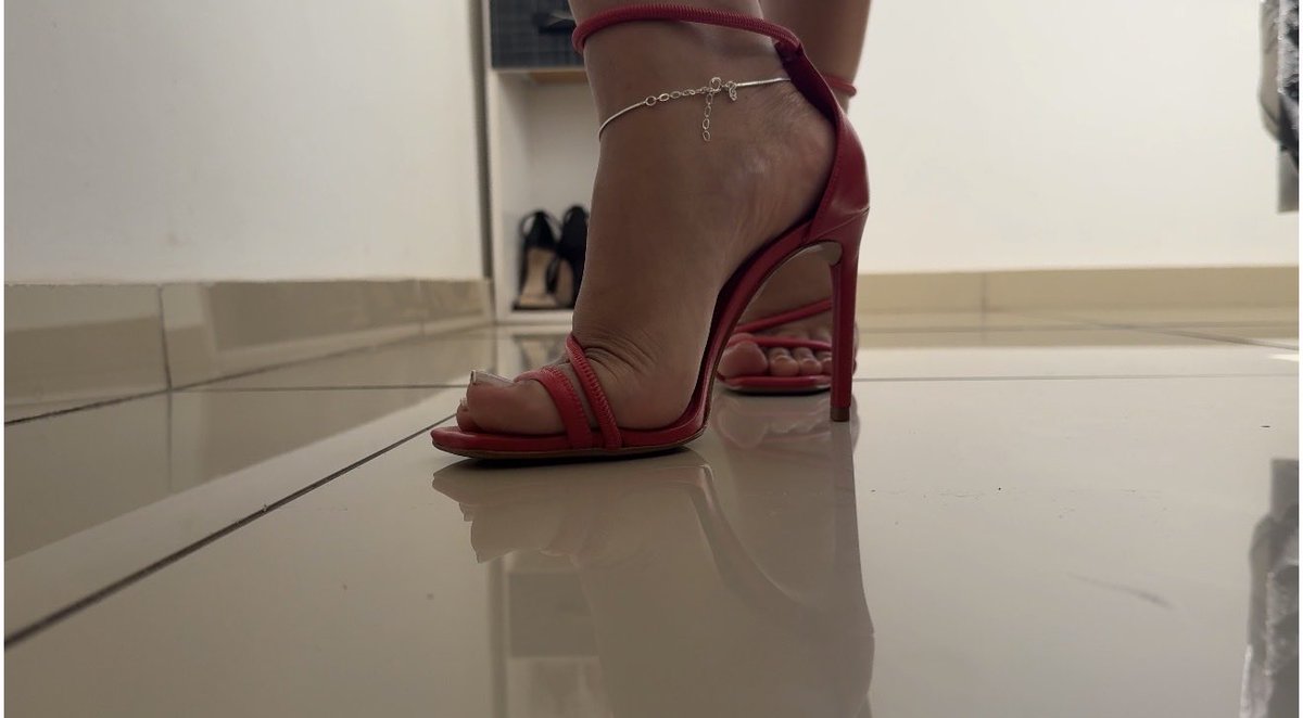gddsspenelope's tweet photo. Best point of view ( personalized content )
#footfetish #heels #feetsession #footmodel https://t.co/gCExU0MhL2