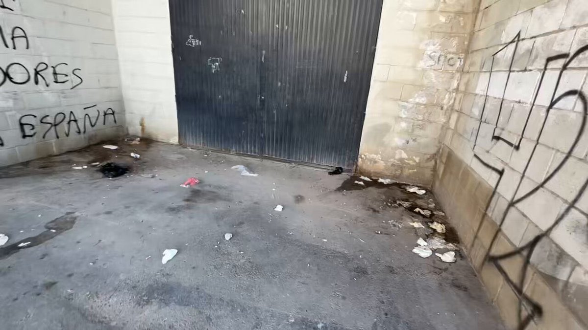 GolSinVAR's tweet photo. Asientos desgastados y rotos, meadas en cada esquina, heces, trozos de ladrillo dentro del estadio. 

No hay un mínimo de atención y el estadio se está cayendo a cachos.

El @cfhercules y las instituciones públicas que lo rodean necesitan mimar el Rico Pérez. 

📸 @accionherculana