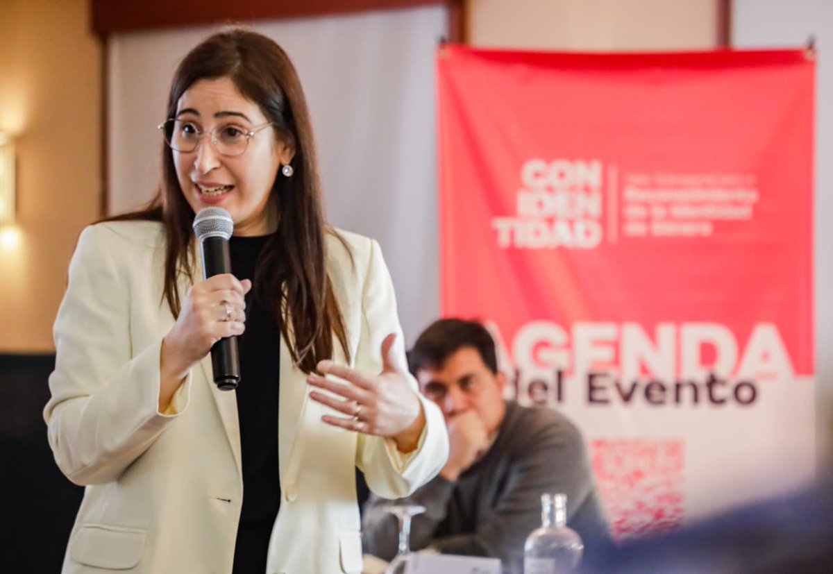 Registraduria's tweet photo. Durante el panel 'Panorama regional de la implementación de prácticas de reconocimiento de la identidad de género', Carolina Von Opiela, consultora del Programa de Universalización de la Identidad Civil en las Américas #PUICA de la @OEA_oficial, presentó los avances logrados entre 2021 y 2026 y destacó cómo diferentes países han impulsado cambios a través de protocolos, reglamentos, jurisprudencia y decisiones administrativas.
La experta resaltó que la transformación de los sistemas registrales no depende únicamente de cambios normativos, sino también de herramientas que permitan una atención más cercana, respetuosa e incluyente.
En este espacio destacó el trabajo de la Registraduría Nacional con iniciativas como IdentidadES, la Guía para la atención de personas trans y no binarias y los procesos de capacitación a servidores públicos, como referentes para fortalecer una gestión registral centrada en las personas.