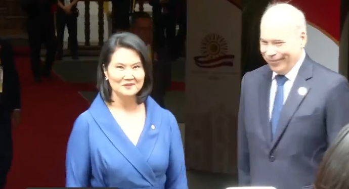 MARC_0483's tweet photo. 🇵🇪🚨 #AHORA | Keiko Fujimori se dirige al Palacio Legislativo para participar en la ceremonia de juramentación y asumir oficialmente la Presidencia de la República.
🏛️ La presidenta electa ofrecerá además su primer Mensaje a la Nación ante el Congreso.

#KeikoFujimori #Perú https://t.co/yYZ4JDqtz3