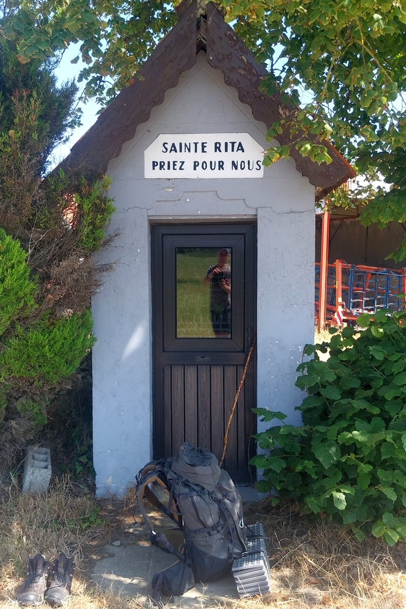 LeChemindAlyss's tweet photo. Sainte Rita, invoquée pour les causes désespérées veille aussi sur le randonneur qui cherche l'ombre à 13h en Flandres pour déjeuner.
#SurLaRoute https://t.co/hfa19DlRAk