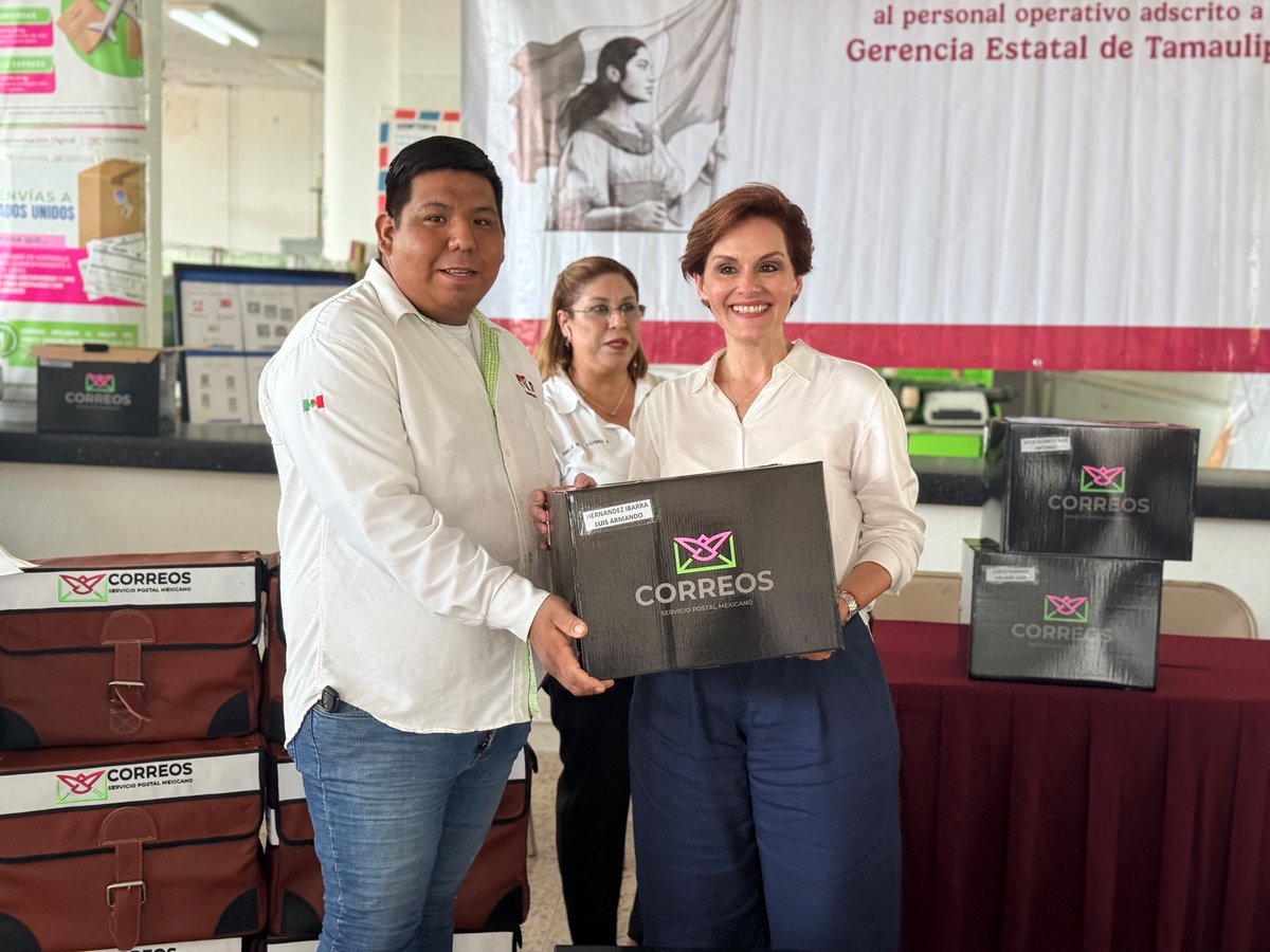 violeta_abreu's tweet photo. ¡Estamos en #Matamoros para dialogar con nuestras compañeras y compañeros !

Hoy, les entregamos cascos y alforjas. Para seguir brindando un servicio con calidez, tienen que estar bien equipados.🥽

Son el alma de @CorreosdeMexico 💌 https://t.co/91OisffAiz